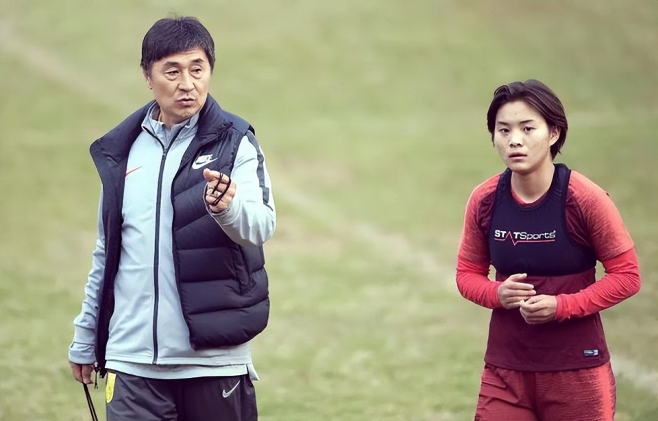 离开女足后