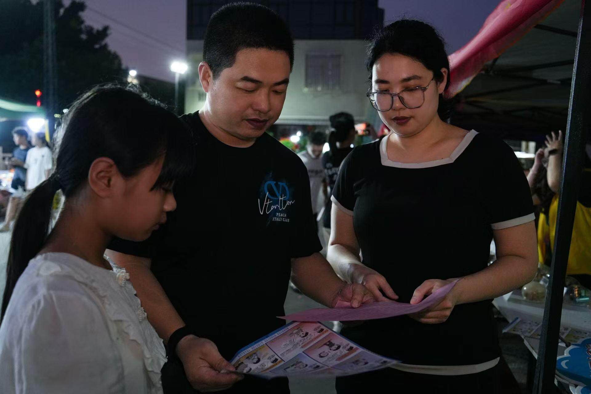 溪夏日集市, 随着国歌奏, 年隆都镇后 溪夏日集市, 随着国歌奏, 年隆都镇后
