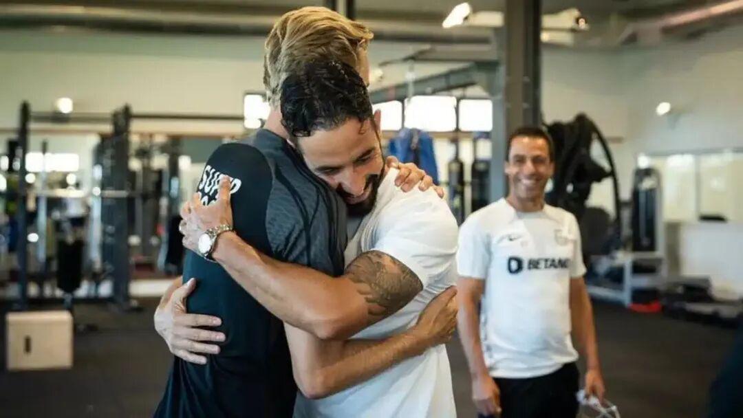 接替他的布, 曼联多次与